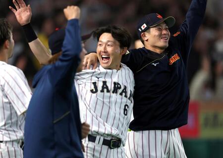 ７回、吉田の逆転２ランに肩を組んで喜ぶ源田（左）と坂本（撮影・伊藤笙子）