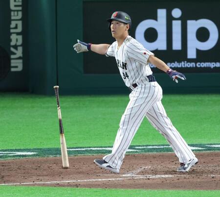 ７回、右中間に２ランを放つ吉田（撮影・西岡正