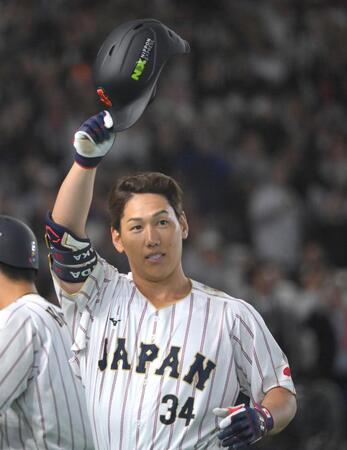 ７回、右中間へ逆転２ランを放ち、ライトスタンドの声援に応える吉田（撮影・伊藤笙子）