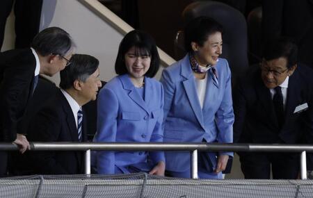 　ＷＢＣの観戦に臨まれる天皇、皇后両陛下と愛子さま。右端は栗山英樹氏＝８日午後６時３４分、東京ドーム（代表撮影）