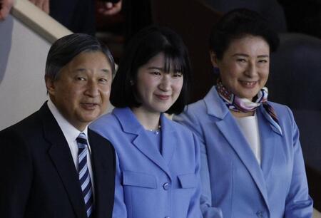 　ＷＢＣの観戦に臨まれる天皇、皇后両陛下と愛子さま＝８日午後６時３４分、東京ドーム（代表撮影）