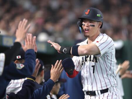 ８回に適時二塁打を放ち、ナインに迎えられる佐藤輝（撮影・伊藤笙子）