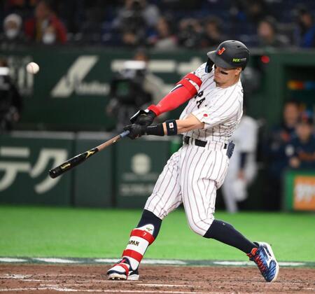 ８回、代打の阪神・佐藤輝が適時二塁打を放つ（撮影・堀内翔）