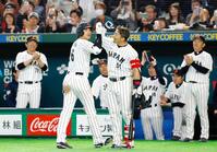 　鈴木（右）とタッチを交わす大谷