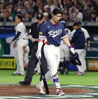 　８回、満塁の好機で見逃し三振に倒れた韓国の金慧成