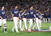 　日本に敗れ、肩を落とす韓国代表の選手たち