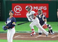１回、２ランを放つ鈴木（撮影・金田祐二）