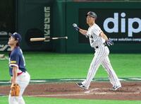 ３回、右越えソロを放つ吉田（撮影・金田祐二）