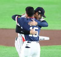 韓国・ジョーンズと抱き合う大谷（撮影・金田祐二）