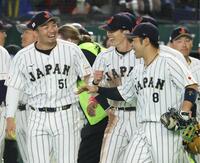 ７日の韓国戦に勝利し、笑顔を見せる（左から）鈴木、周東、近藤