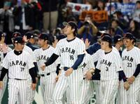 ７日の韓国戦に勝利し、笑顔を見せる大谷（中央）らナイン