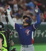 ２回、先制ソロの台湾・張育成（撮影・金田祐二）