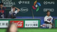 台湾に敗れ、ベンチでがっくりの金慧成とジャマイ・ジョーンズ（撮影・金田祐二）