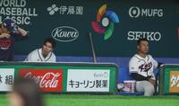 台湾に敗れ、ベンチでがっくりの金慧成とジャマイ・ジョーンズ（撮影・金田祐二）