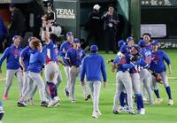 　延長10回タイブレークの末に韓国に勝利し、喜ぶ台湾の選手たち