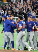 韓国に勝利し、マウンドに集まり喜ぶ台湾の選手ら