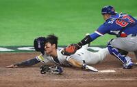 延長１０回、韓国・金慧成の一ゴロで三走・韓国・金周元が本塁突入もタッチアウト（撮影・金田祐二）