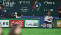台湾に敗れ、ベンチでがっくりの金慧成とジャマイ・ジョーンズ（撮影・金田祐二）