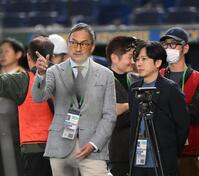 練習を見つめる渡辺謙（左）と二宮和也（撮影・堀内翔）