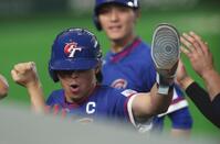 延長１０回、スクイズで決勝の生還しナインに迎えられる台湾・陳傑憲（撮影・金田祐二）