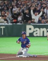 延長１０回、バントで三塁へ進塁し雄たけびをあげる代走・台湾・陳傑憲（撮影・金田祐二）
