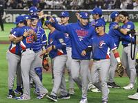 　延長10回タイブレークの末に韓国に勝利し、喜ぶ台湾の選手たち