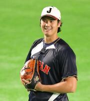 笑顔を浮かべ、キャッチボールする大谷（撮影・西岡正）