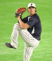 外野でキャッチボールする大谷（撮影・西岡正）