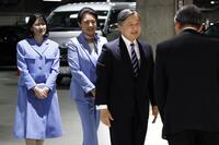 　ＷＢＣ観戦のため、東京ドームに到着された天皇、皇后両陛下と愛子さま（代表撮影）