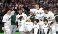 試合前のセレモニーでタッチを交わす大谷（右から２人目）ら