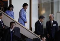 　ＷＢＣの観戦に臨まれる天皇、皇后両陛下と愛子さま。右端はＮＰＢの榊原定征コミッショナー（代表撮影）