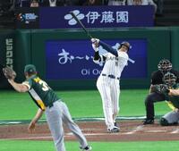 ２回、中飛に倒れる大谷（撮影・西岡正）
