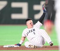 ４回、けん制球でタッチアウトになる二走の牧（撮影・堀内翔）