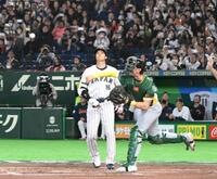 ４回、捕手のパーキンスが好送球で二走の牧をタッチアウトにする。チェンジとなり悔しがる大谷（撮影・堀内翔）