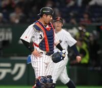 ６回、オーストラリアに先制を許して肩を落とす若月。後方は隅田（撮影・堀内翔）