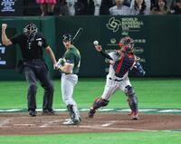 ６回、打者・ホールの時、三塁に送球もエラーとなり、オーストラリアに先制を許した若月（撮影・西岡正）
