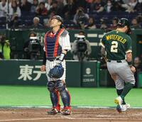 ６回、捕手若月（左）の悪送球の間に二走ホワイトフィールドが生還する