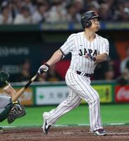 ７回、右中間へ逆転２ランを放つ吉田（撮影・伊藤笙子）