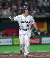 ７回、右中間へ逆転２ランを放つ吉田（撮影・伊藤笙子）