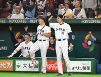 ７回、吉田が逆転２ランを放ち喜ぶ村上（左）と大谷（撮影・堀内翔）