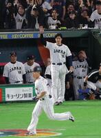 ７回、２ランを放った吉田に向かって手を上げる大谷（撮影・西岡正