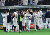 ７回、２ランを放ち、ナインとタッチを交わす吉田（撮影・西岡正