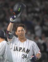 ７回、右中間へ逆転２ランを放ち、ライトスタンドの声援に応える吉田（撮影・伊藤笙子）