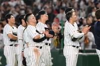 試合後、天皇ご一家をお見送りする佐藤輝ら日本代表ナイン（撮影・堀内翔）