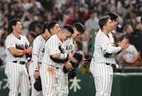 試合後、天皇ご一家をお見送りする佐藤輝（中央奥）、大谷（右端奥）＝撮影・堀内翔