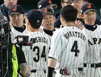 オーストラリアに勝利し、吉田（手前左）らナインを迎える井端監督（中央）