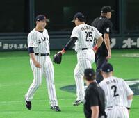 ３回を無失点に抑え、岡本とタッチを交わす菅野（撮影・西岡正）