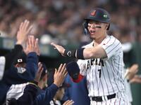 ８回に適時二塁打を放ち、ナインに迎えられる佐藤輝（撮影・伊藤笙子）