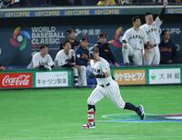 ８回、適時二塁打を放ち、一塁へ走る佐藤輝（撮影・西岡正）