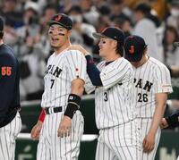 ９回、勝利を決めて小園（右）に肩をもまれる佐藤輝（撮影・堀内翔）